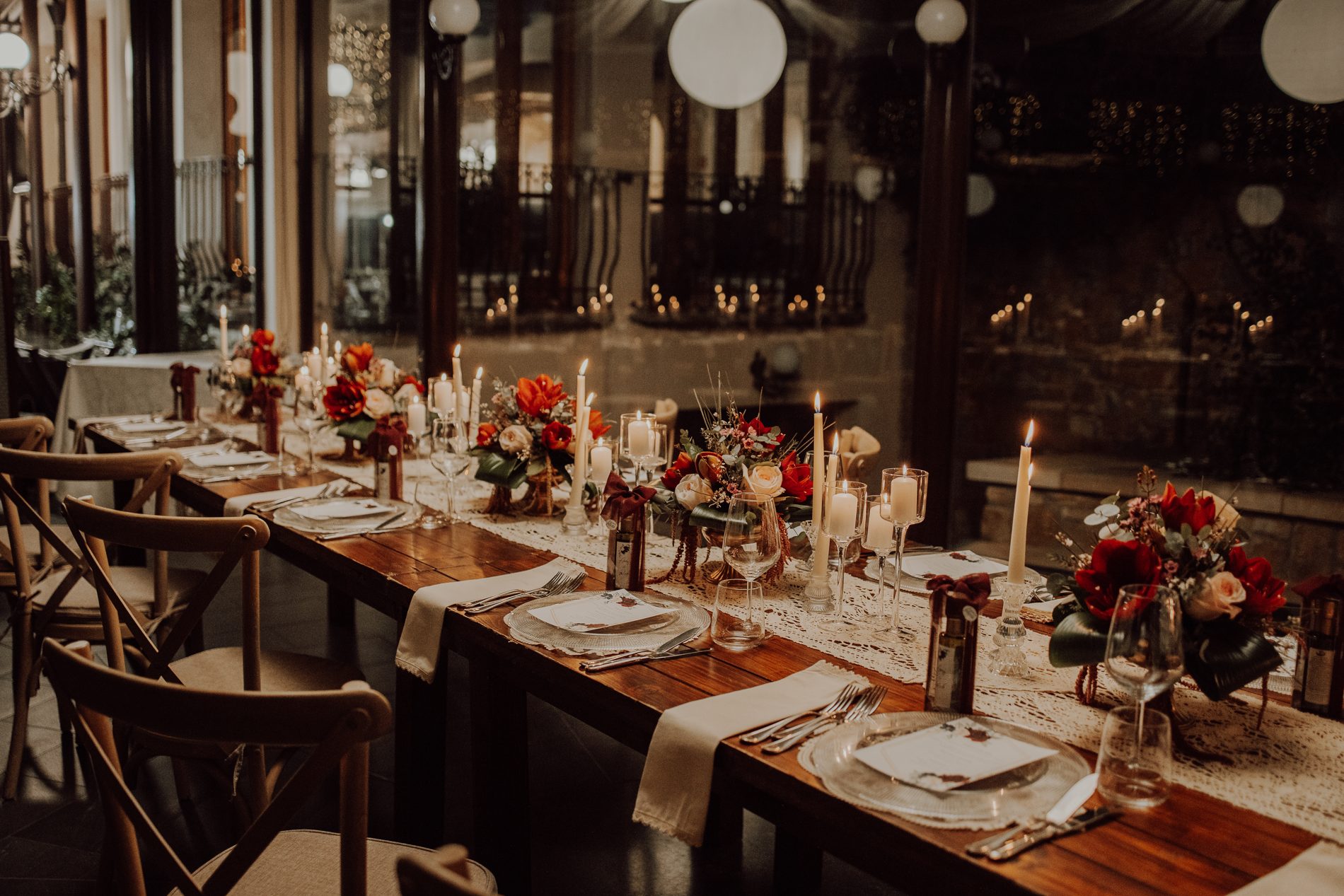 Candles and autumn blooms down the table